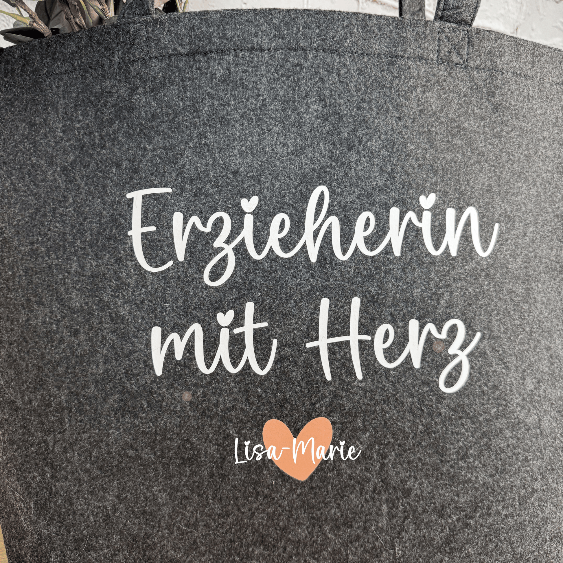 Detailaufnahme der Filztasche in Anthrazit mit Personalisierung „Lisa-Marie“ auf dem Herz – Geschenkidee für Erzieherin mit Namen
