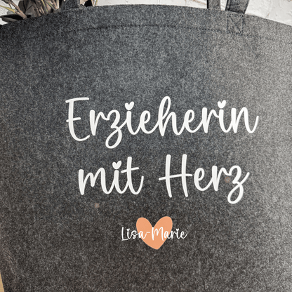 Detailaufnahme der Filztasche in Anthrazit mit Personalisierung „Lisa-Marie“ auf dem Herz – Geschenkidee für Erzieherin mit Namen