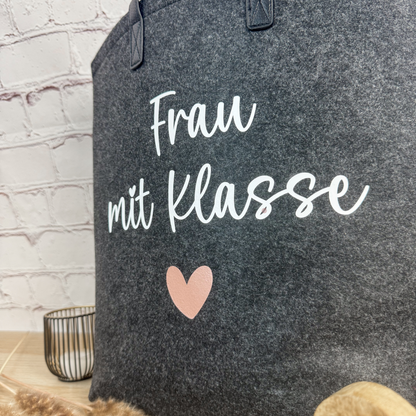 Nahaufnahme Filztasche Frau mit Klasse in Anthrazit mit rosegoldenem Herz – Geschenkidee Lehrerin