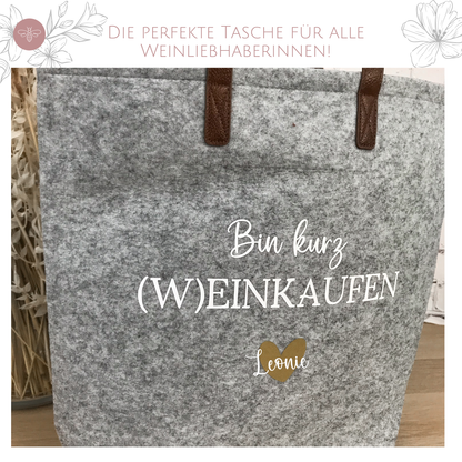 Filztasche mit Schriftzug 'Bin kurz (W)einkaufen' und personalisiertem Namen für Weinliebhaberinnen