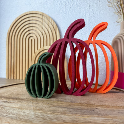 Flacher Kürbis Deko aus dem 3D-Druck, Nahaufnahme der geschwungenen Kürbisrippen in Bordeaux
