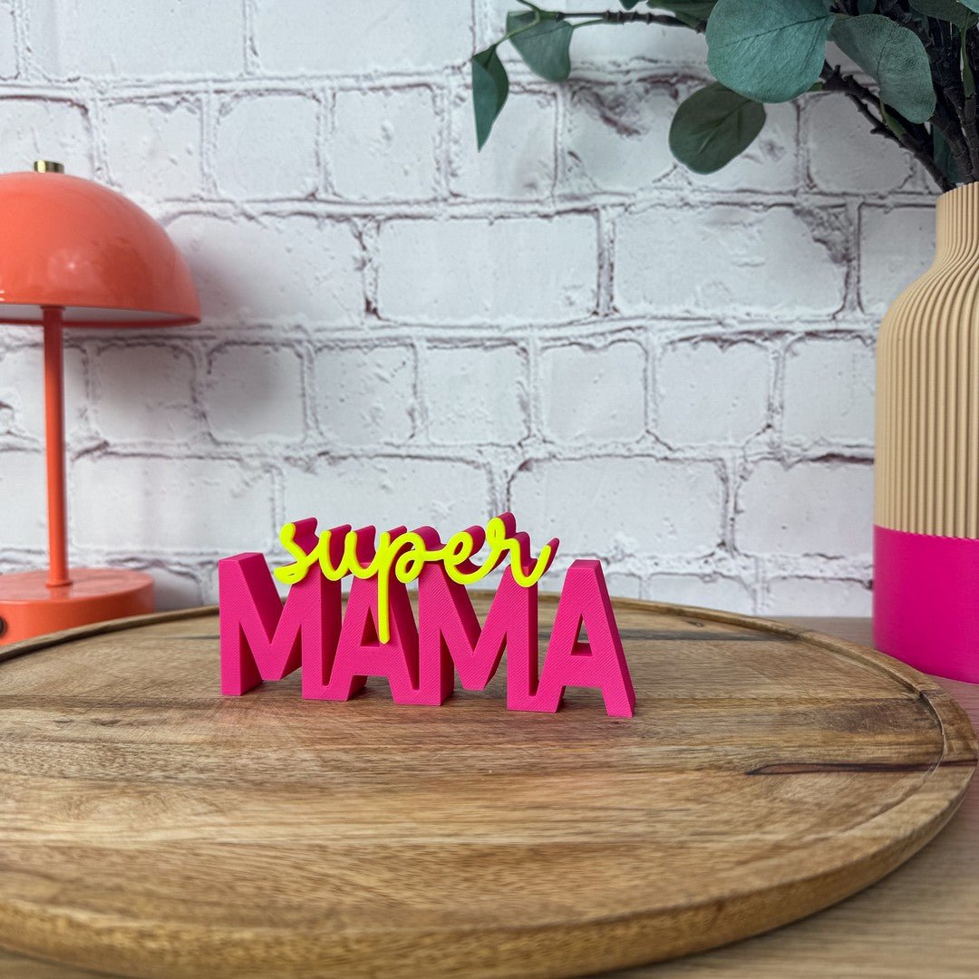 3D Schriftzug super MAMA in Pink-Neongelb, Lifestyle auf Regal – Geschenkideen Mama, PLA