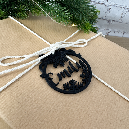Personalisierter Anhänger mit Name Emily als Geschenkanhänger auf einem Paket – Weihnachten