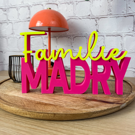 Geschenk Einzug – 3D Schriftzug Familie + Name, Magenta + Neongelb, Lifestyle auf Regal PLA
