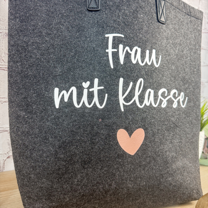 Abschiedsgeschenk Lehrerin – große Filztasche Frau mit Klasse mit Herz in Roségold