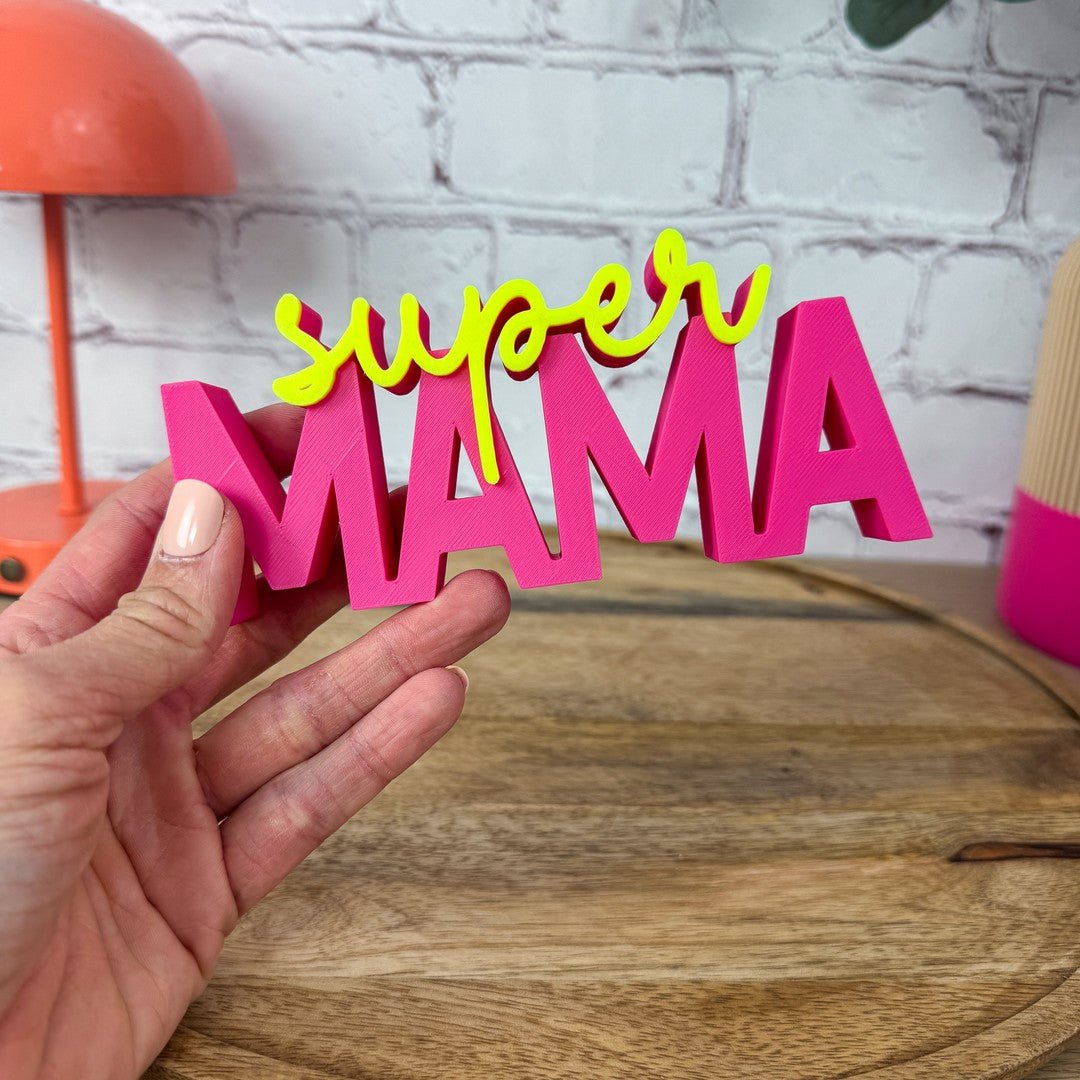 Geburtstagsgeschenk Mama – 3D Schriftzug super MAMA Frontansicht, Hot-Pink + Neon, PLA