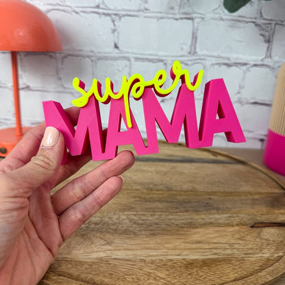 Geburtstagsgeschenk Mama – 3D Schriftzug super MAMA Frontansicht, Hot-Pink + Neon, PLA