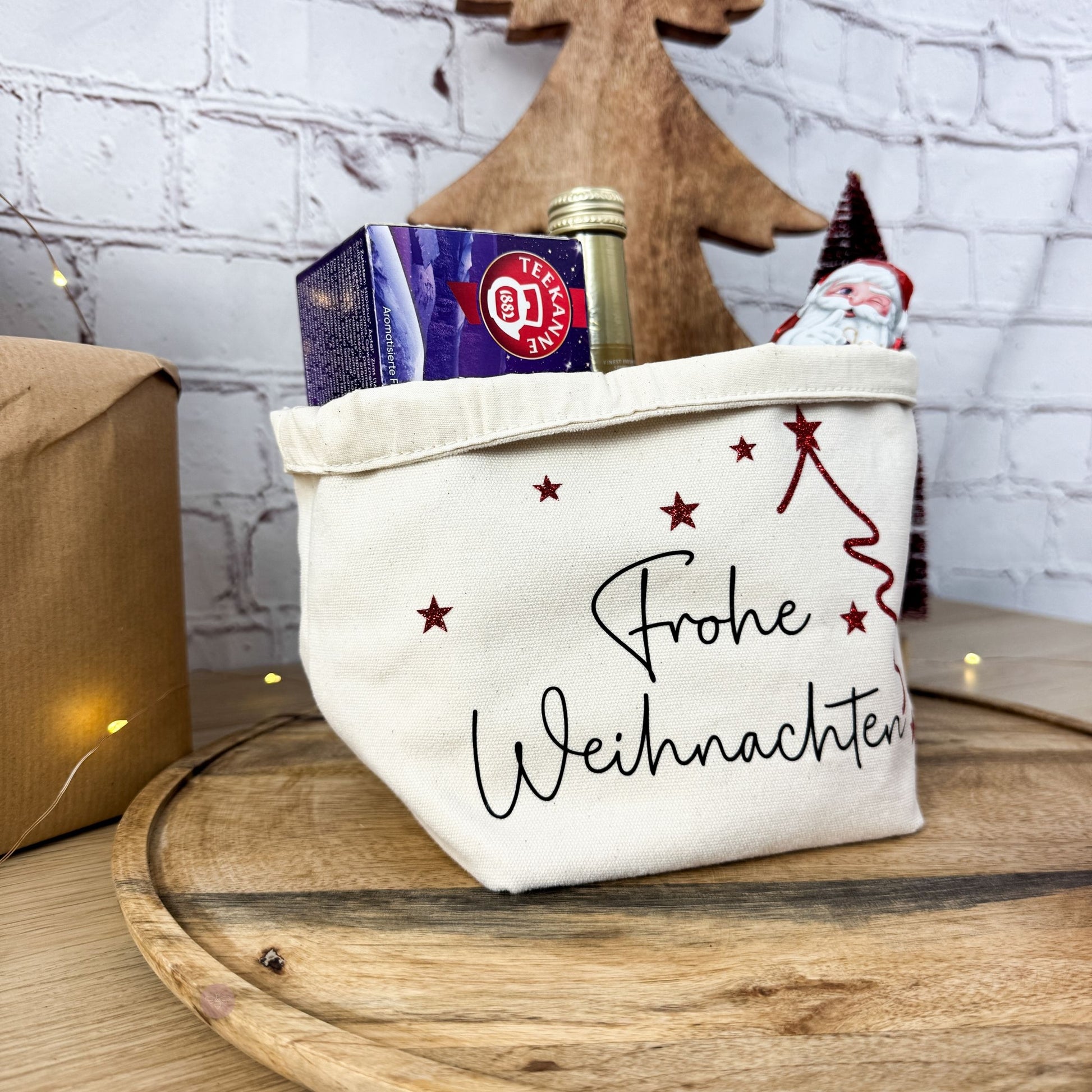 Nahaufnahme des Geschenkkorbs „Frohe Weihnachten“ mit glitzerndem Weihnachtsmotiv. Perfekt als nachhaltige Weihnachtsverpackung für Mitarbeiter.