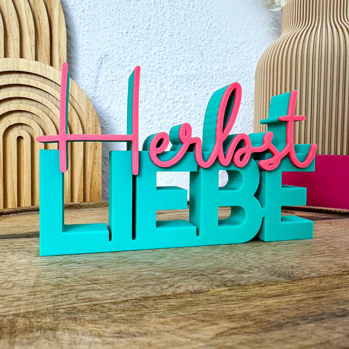 Nahaufnahme vom Herbst Liebe Schriftzug zeigt die Schreibschrift Herbst in Pink.