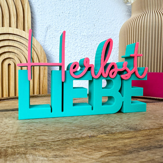 Nahaufnahme vom Herbst Liebe Schriftzug zeigt die Schreibschrift Herbst in Pink.