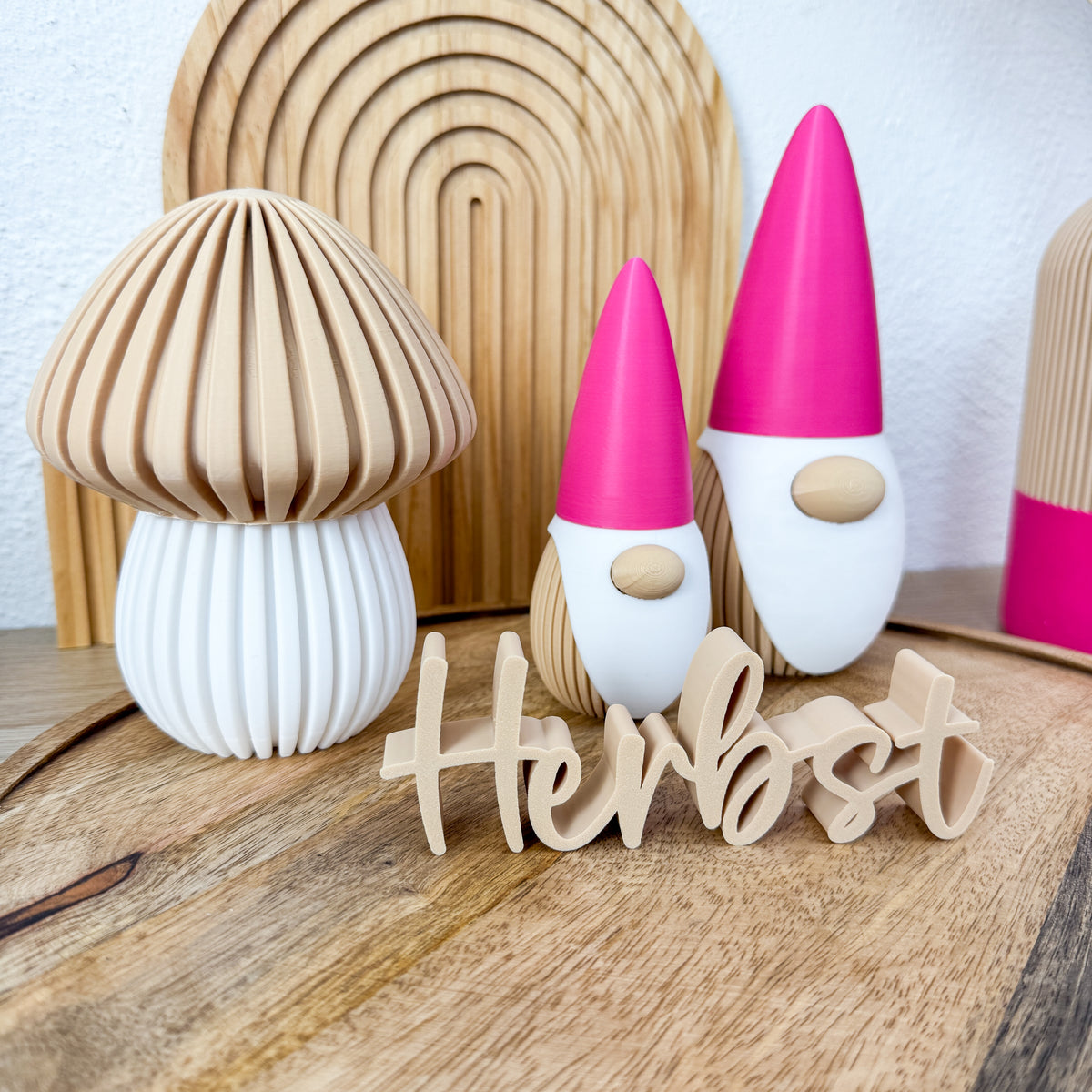 Herbst Wichtel Deko in Pink neben 3D-Schriftzug „Herbst" und Pilz-Dekoration