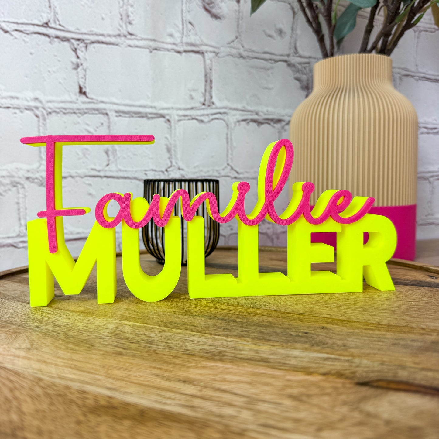 Hochzeitsgeschenk personalisiert – 3D Schriftzug Familie Name, Neongelb + Magenta, PLA