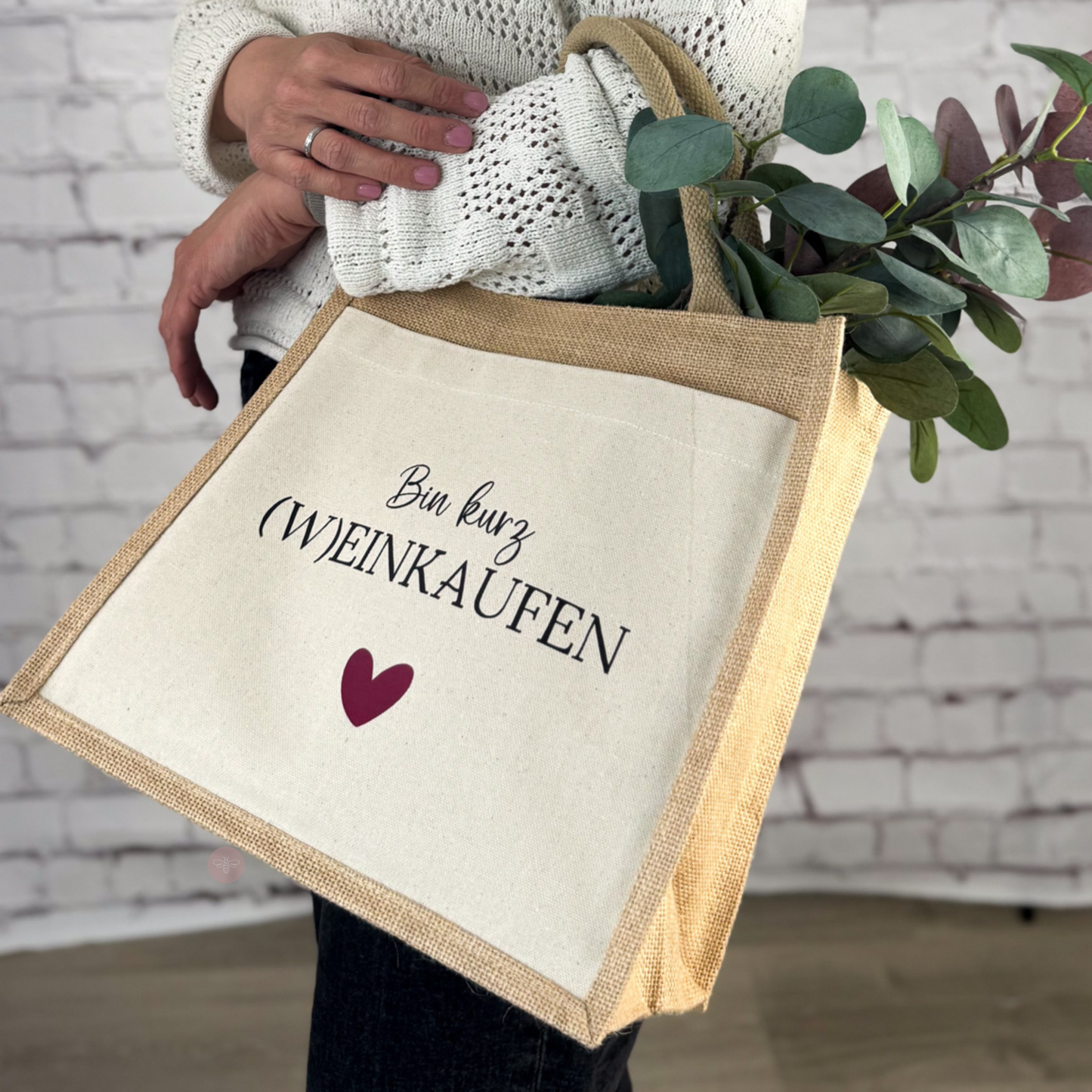 Jutetasche „Bin kurz WEINKAUFEN“ am Arm mit burgunder Herz, als Geschenkidee für Weinliebhaber