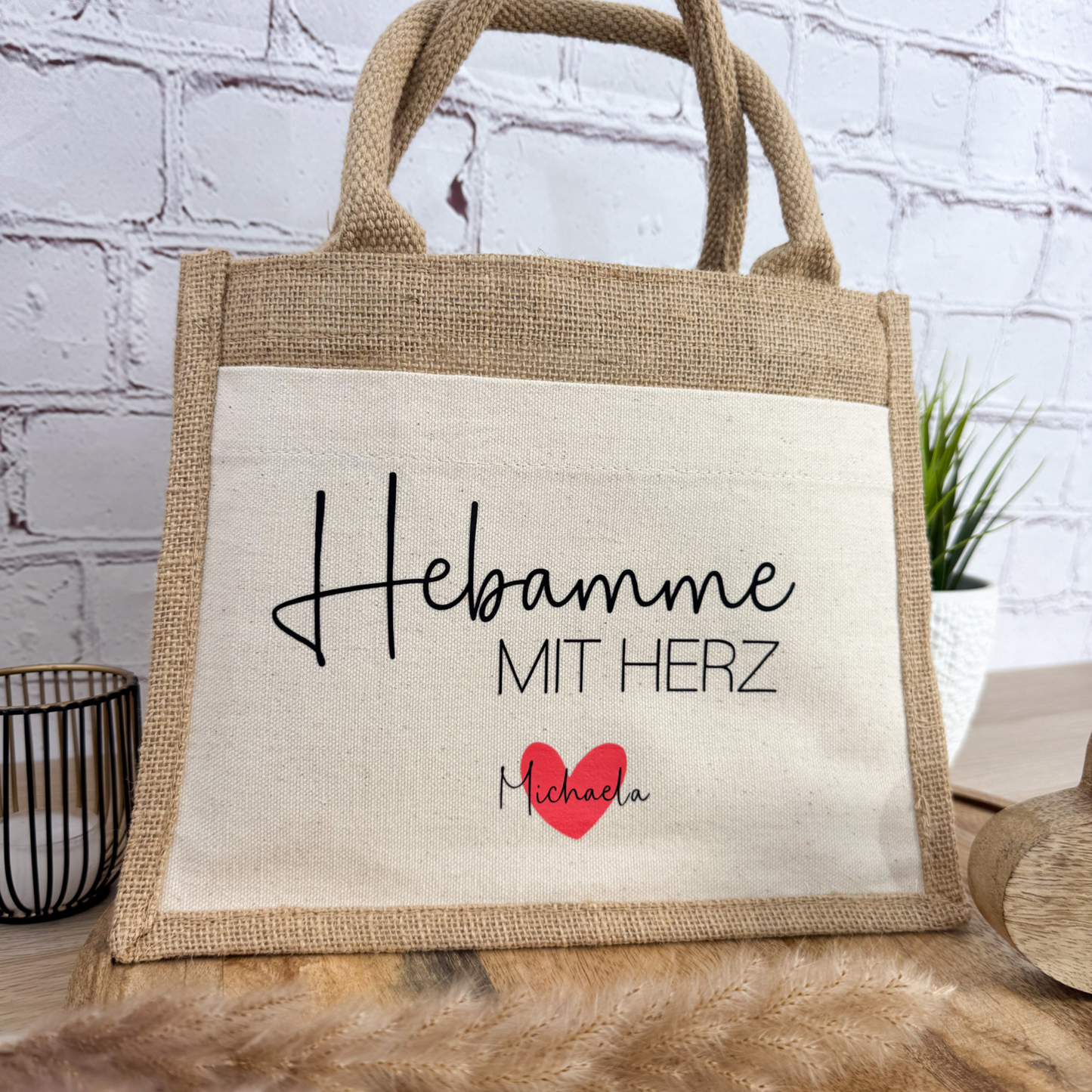 Personalisierte Jutetasche „Hebamme mit Herz“ mit Namensaufdruck als Geschenkidee für Hebammen.