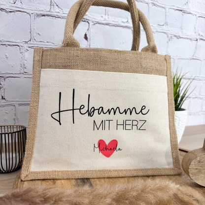 Personalisierte Jutetasche „Hebamme mit Herz“ mit Namensaufdruck als Geschenkidee für Hebammen.