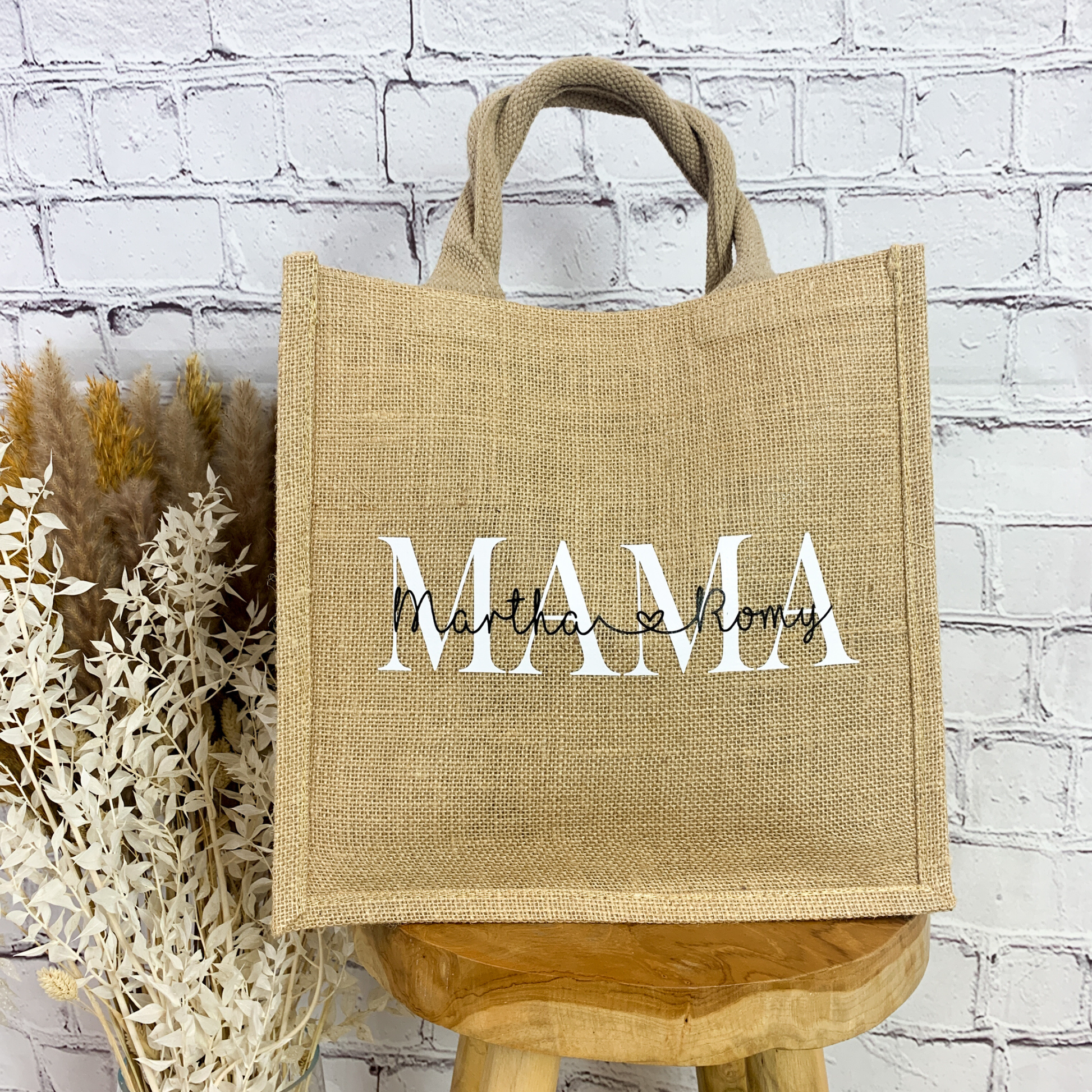 Personalisierte Mama-Tasche mit Namen Martha & Romy auf naturfarbener Jute