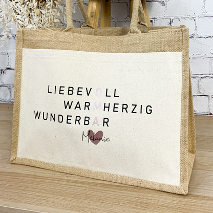 Jutetasche für Oma mit der Aufschrift „Liebevoll, warmherzig, wunderbar“ und Herzsymbol – perfektes Geschenk zum Geburtstag.