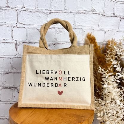 Kleine Jutetasche für Oma mit rotem Herz und der Aufschrift „Liebevoll, warmherzig, wunderbar“ – liebevolles Geschenk.