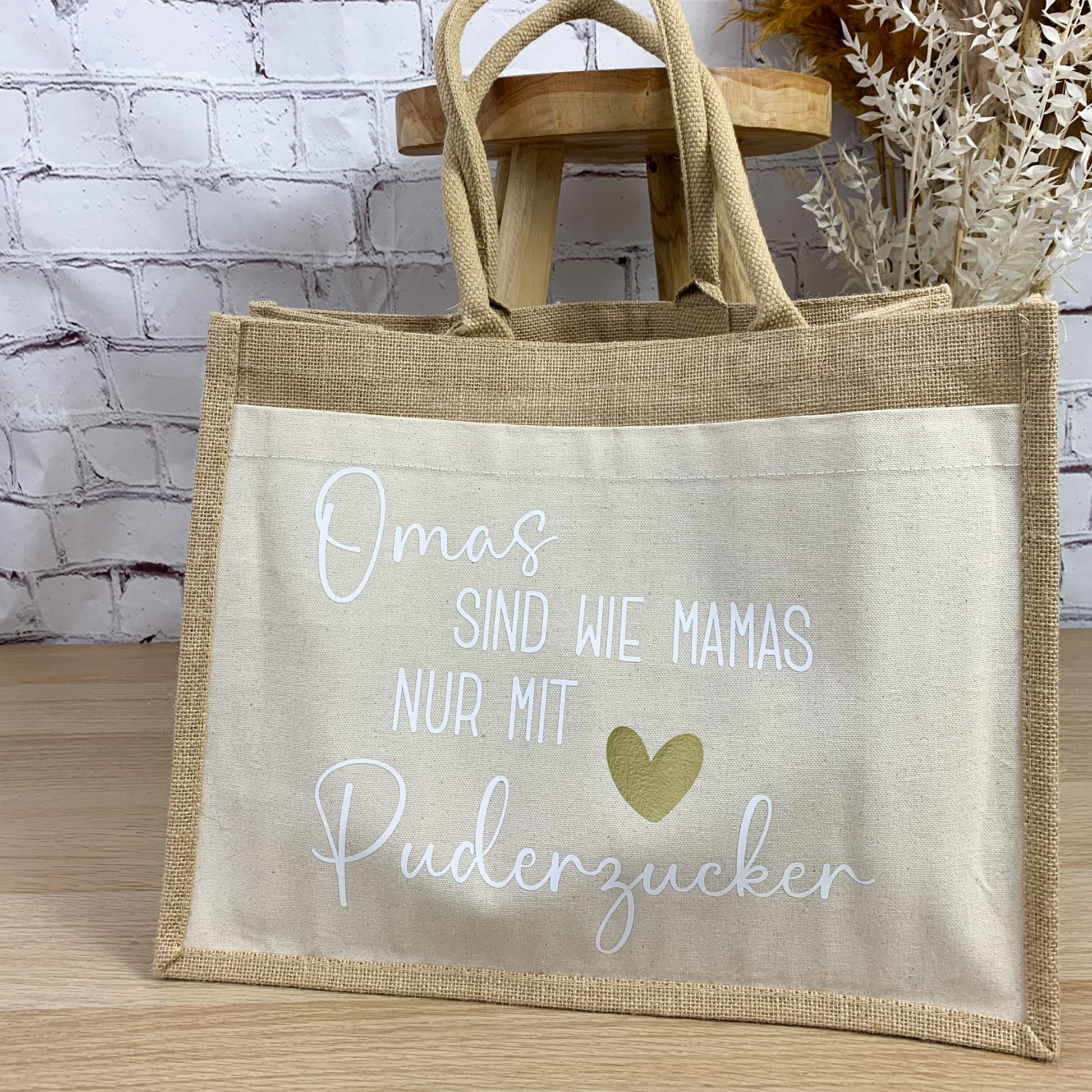 Große Jutetasche mit liebevollem Oma-Spruch und goldfarbenem Herz – ideal für Muttertag oder Geburtstag.