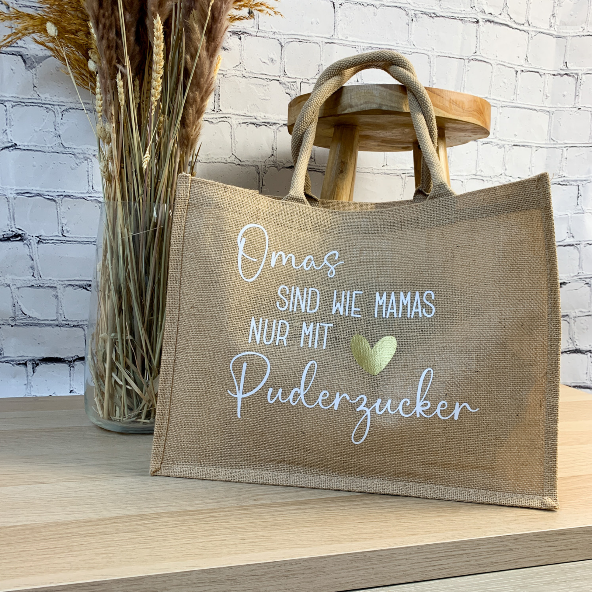 Jutetasche mit der Aufschrift "Omas sind wie Mamas nur mit Puderzucker" und goldfarbenem Herz. Perfektes Geschenk für Omas.