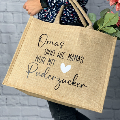 Jutetasche mit schwarzer Schrift und weißem Herz, perfekt für Omas als Geschenk.