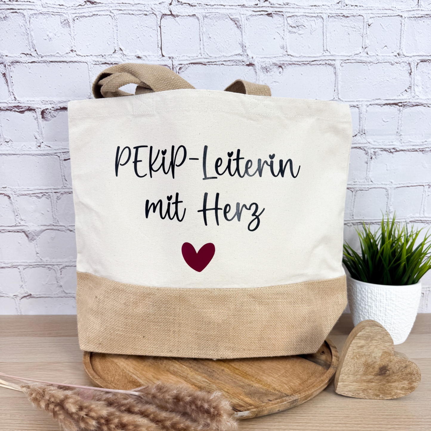 Baumwolltasche mit Aufschrift PEKiP-Leiterin mit Herz – Nahaufnahme mit burgunder Herz