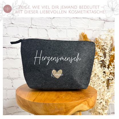 Personalisierte Kosmetiktasche Filz Herzensmensch in Anthrazit mit Namen und Glitzerherz.