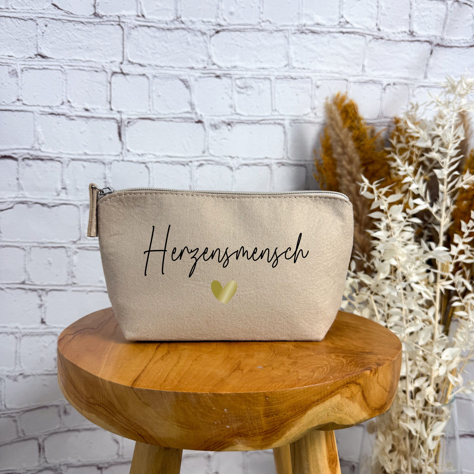 Kosmetiktasche Filz Herzensmensch in Sand mit goldenem Herz – personalisierte Geschenkidee.