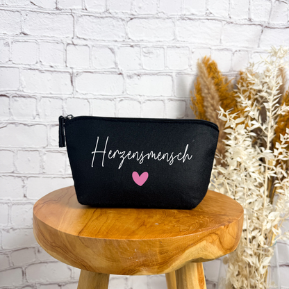 Kosmetiktasche Filz Herzensmensch in Schwarz mit rosa Herz – perfektes Geschenk für Freundinnen.