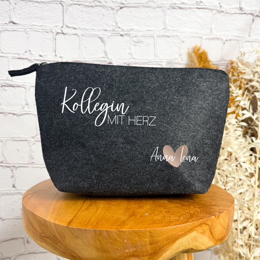 Dunkelgraue Kosmetiktasche aus Filz mit der Aufschrift „Kollegin mit Herz“ und roségoldenem Herz mit Namen – ideales Geschenk für eine Kollegin.