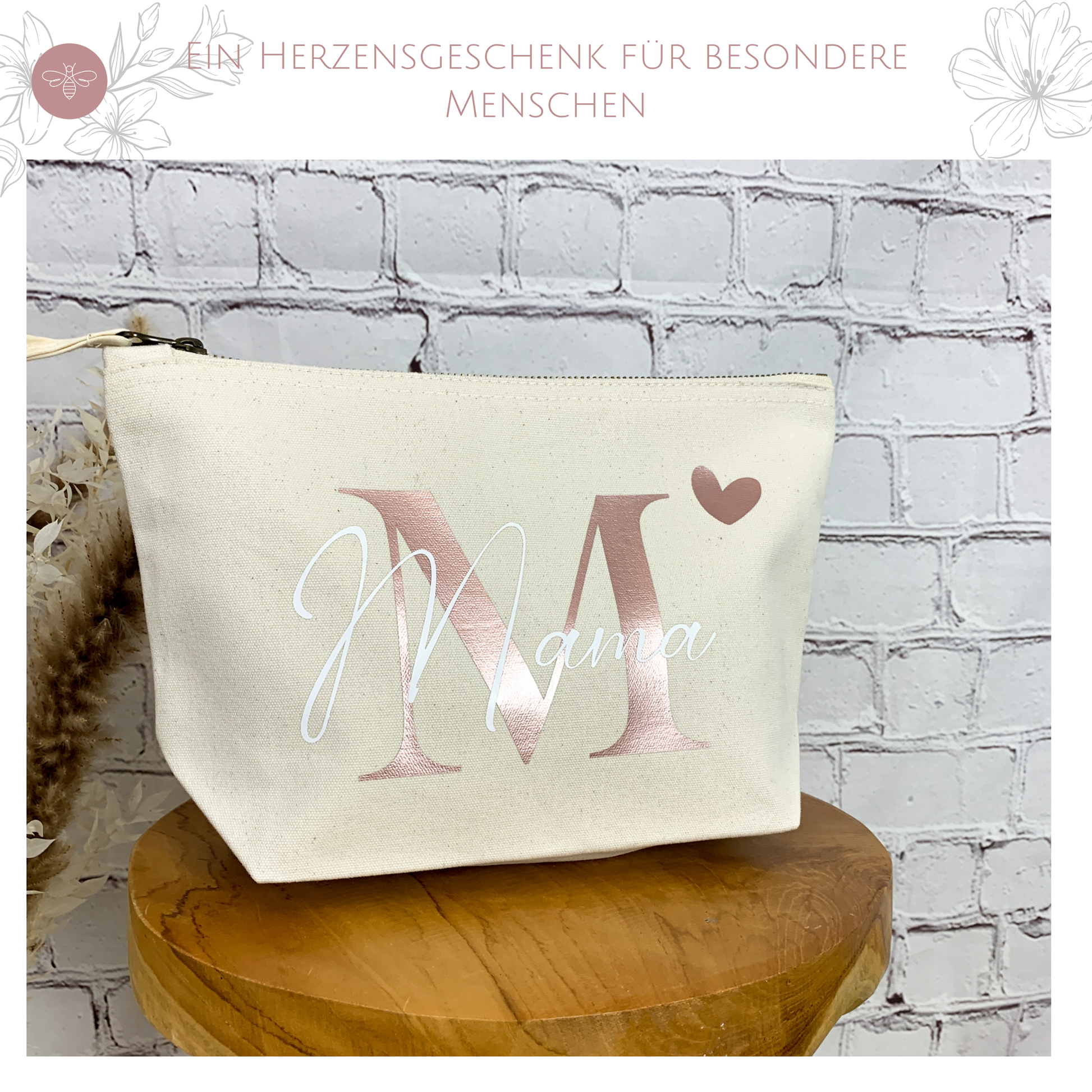 Kosmetiktasche „Mama“ in Naturfarbe mit Herzsymbol, präsentiert auf Holzschemel – emotionales Geschenk zum Muttertag