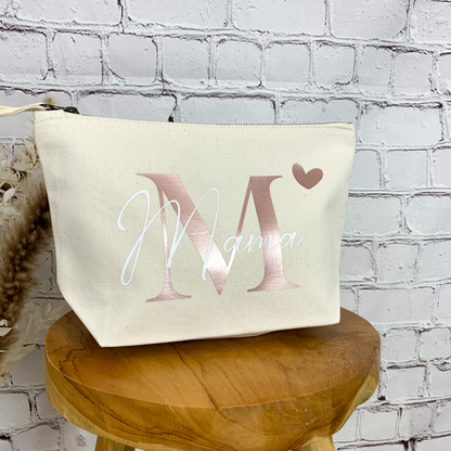 Personalisierte Kosmetiktasche in Natur mit rosegoldener Initiale M und weißem „Mama“-Schriftzug – liebevolles Geschenk zum Muttertag