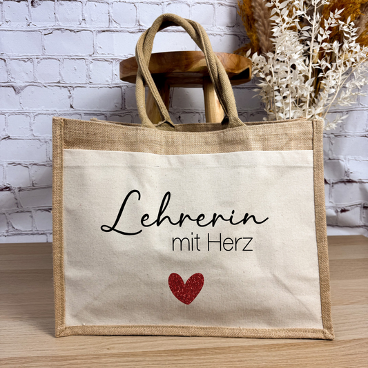 Geschenkidee für Lehrerinnen: Personalisierbare Jutetasche mit liebevollem Herz-Design.