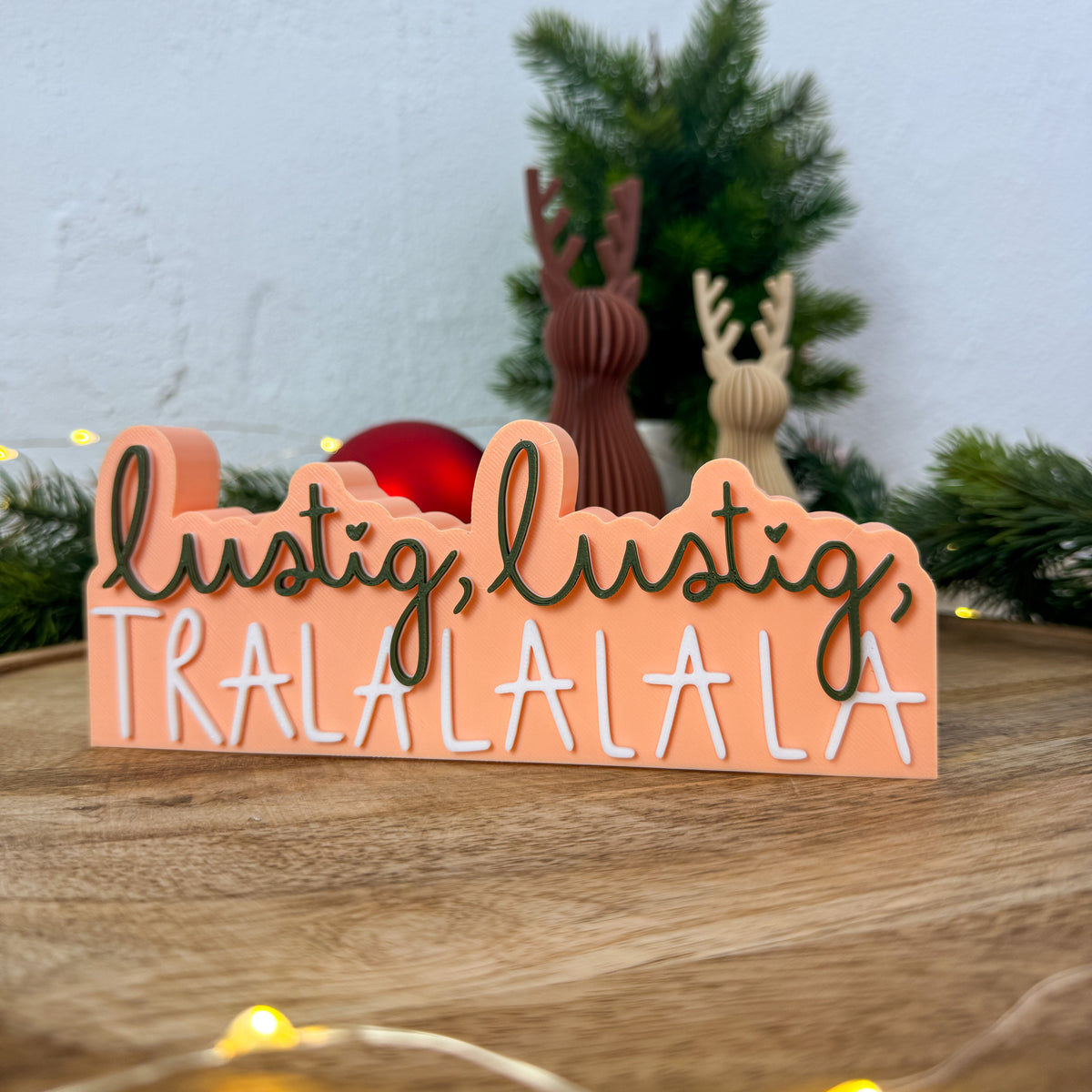 Lustig lustig tralalala Deko in Apricot, Dunkelgrün und Weiß mit Rentierfiguren im Hintergrund