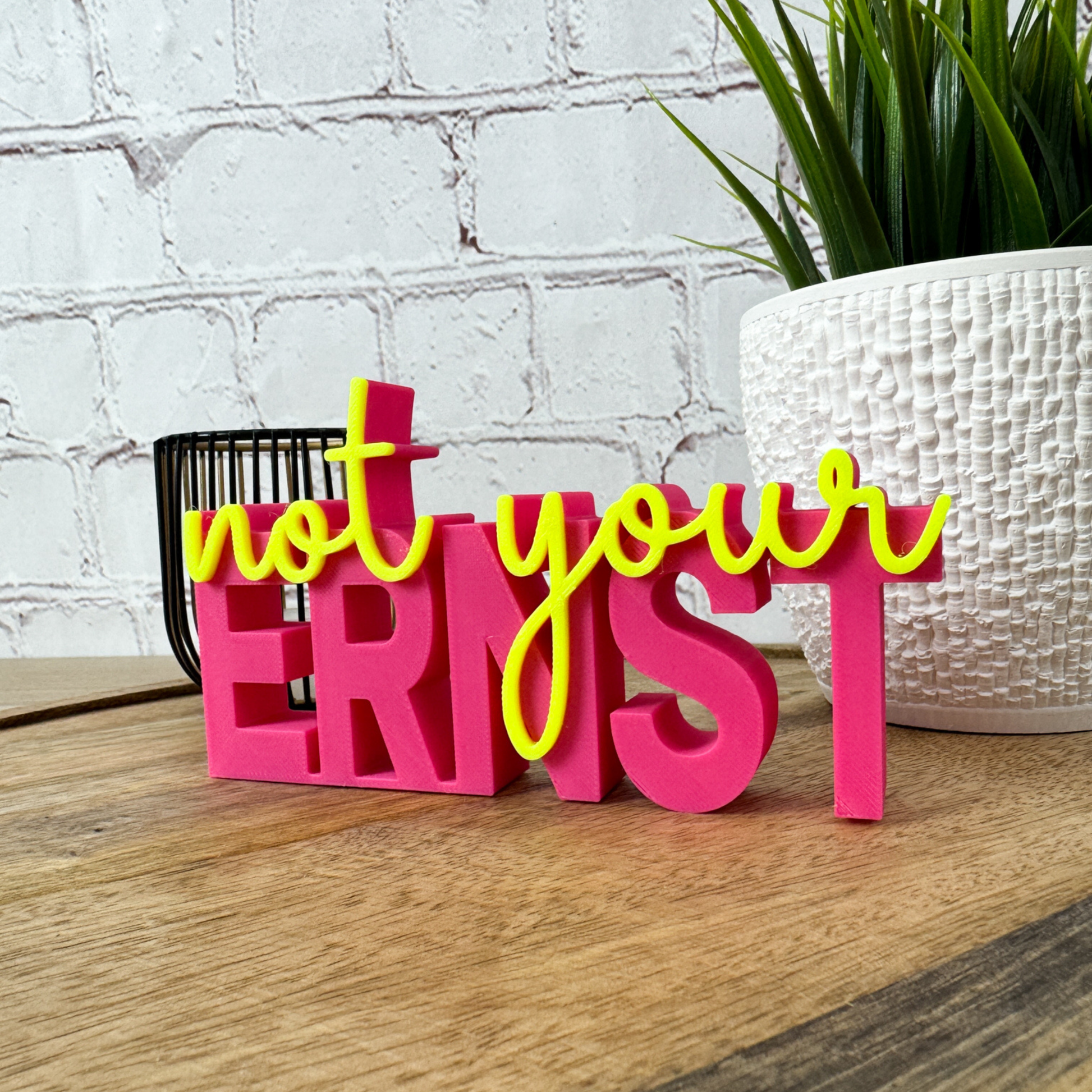 3D Druck Schriftzug „not your ernst“ als freche Dekoidee für Teenager, auf Tisch vor hellem Hintergrund