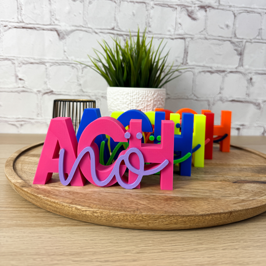 Deko Schriftzug „Ach nö“ als lustiger Spruch für Teenager in bunten Farben