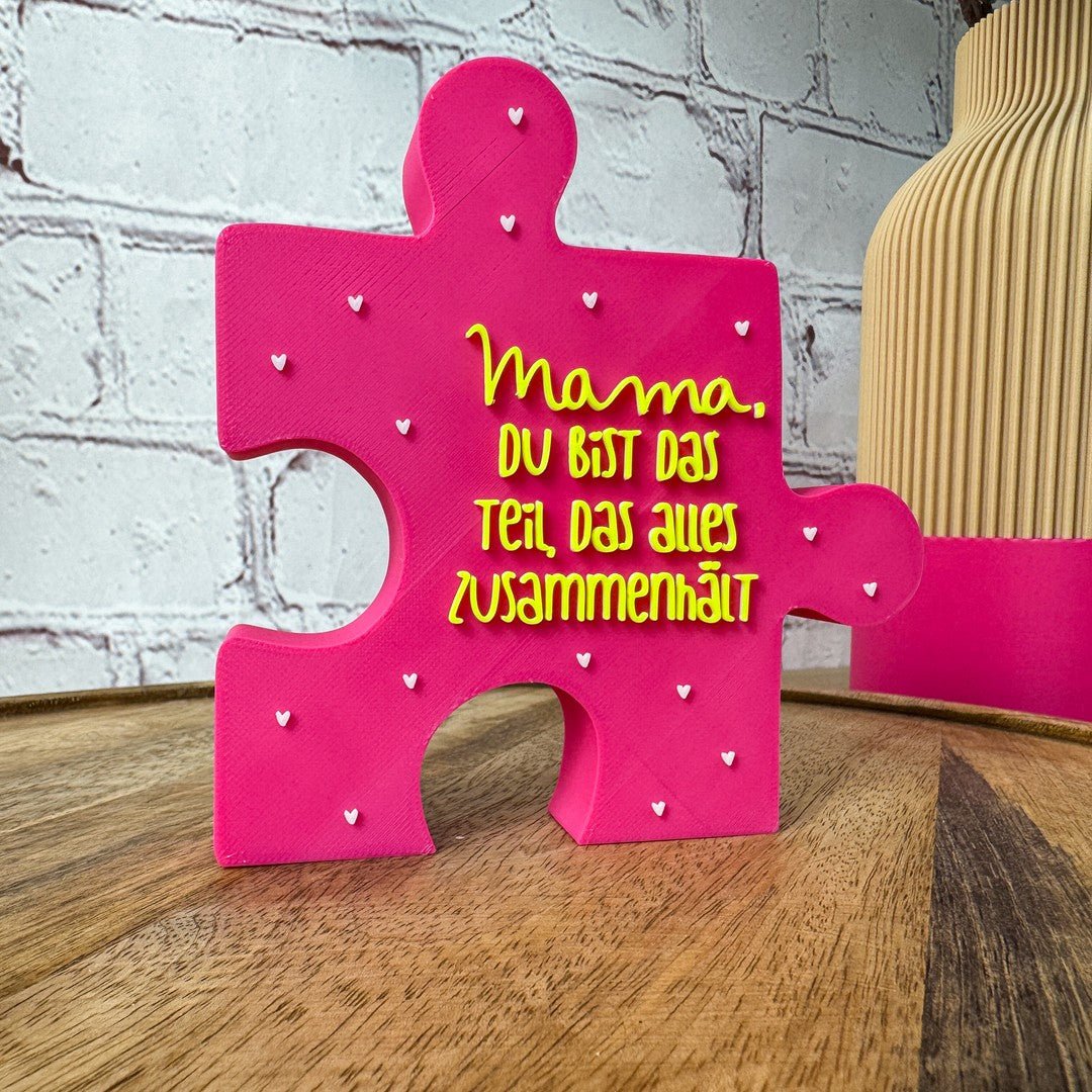 3D Schriftzug „Mama du bist das Teil, das alles zusammenhält" magenta-neongelb PLA – Geschenk für Mama