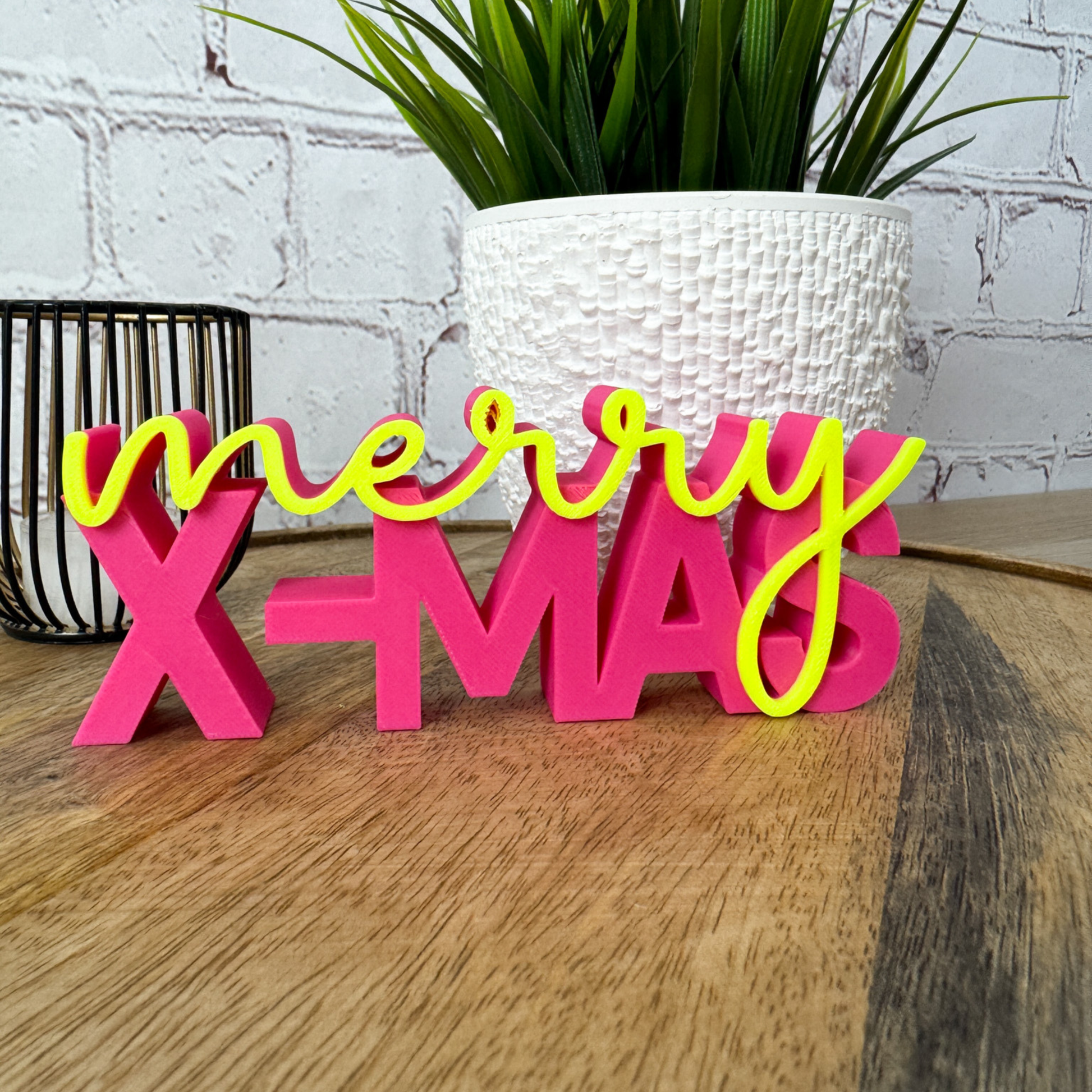 Merry X-Mas 3D Schriftzug als moderne Weihnachtsdeko in Pink und Gelb