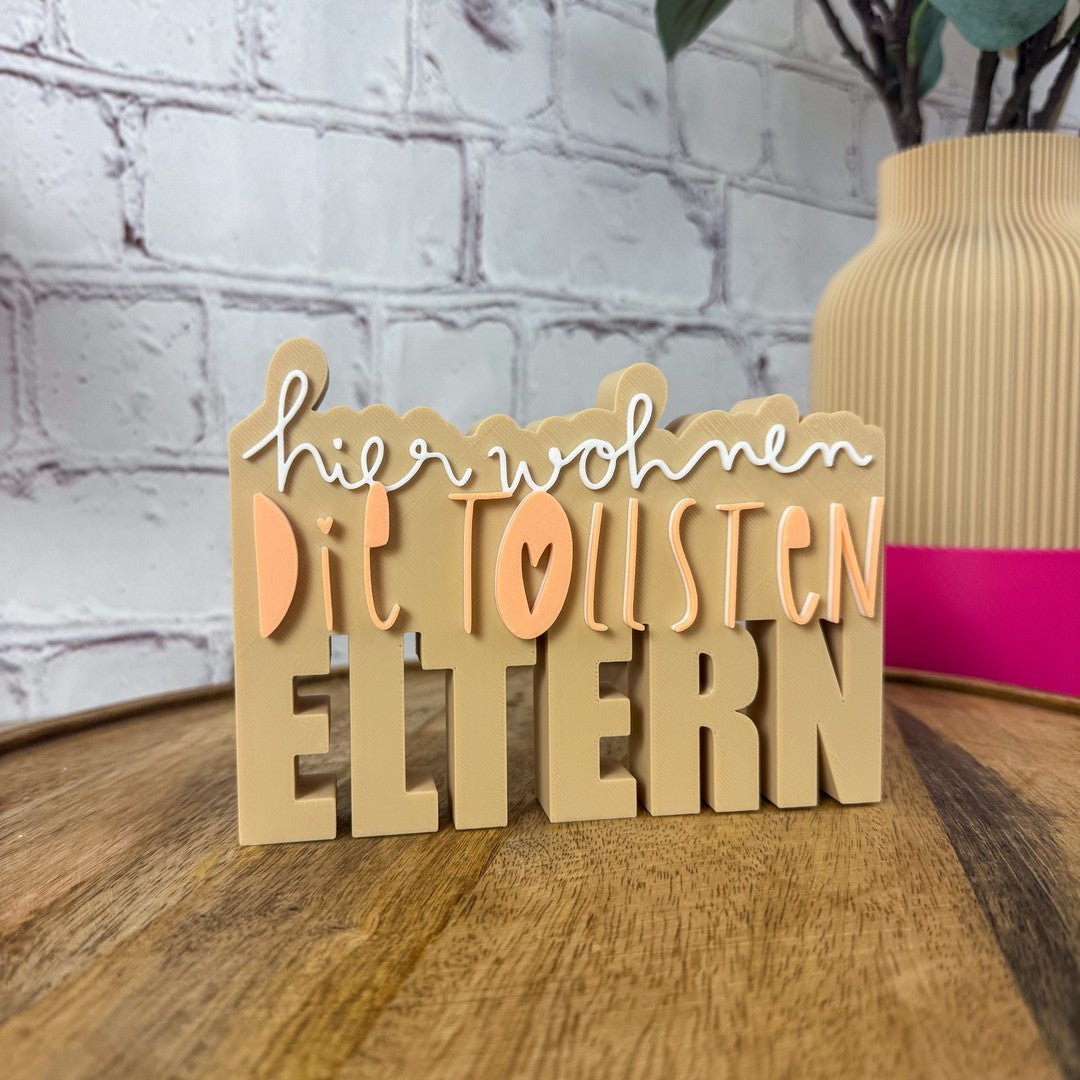 Freistehend auf rundem Holztablett, beige Vase rechts, pink Objekt, weiße Backsteinwand