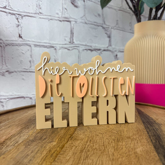 Freistehend auf rundem Holztablett, beige Vase rechts, pink Objekt, weiße Backsteinwand