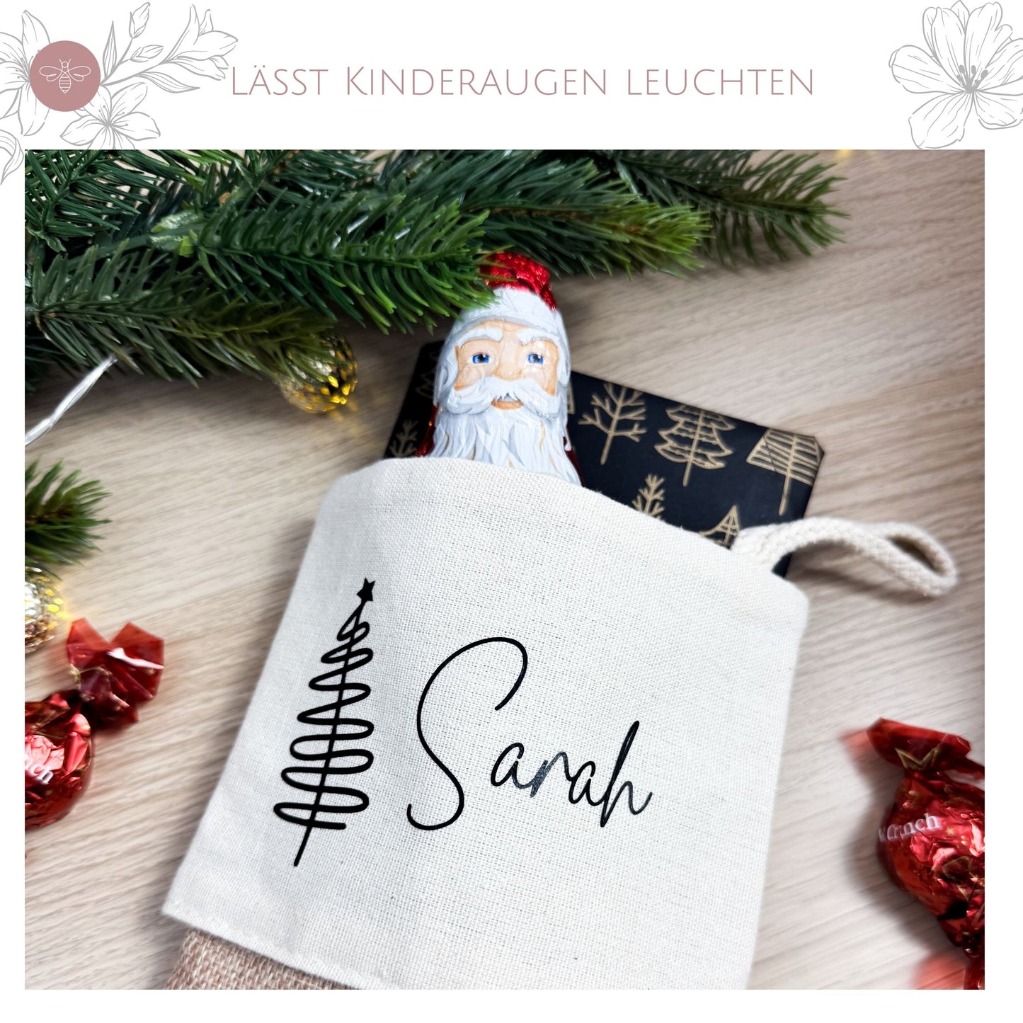 Nikolaussocke Sarah mit weihnachtlicher Dekoration – emotionales Geschenk, das Kinderaugen zum Leuchten bringt.
