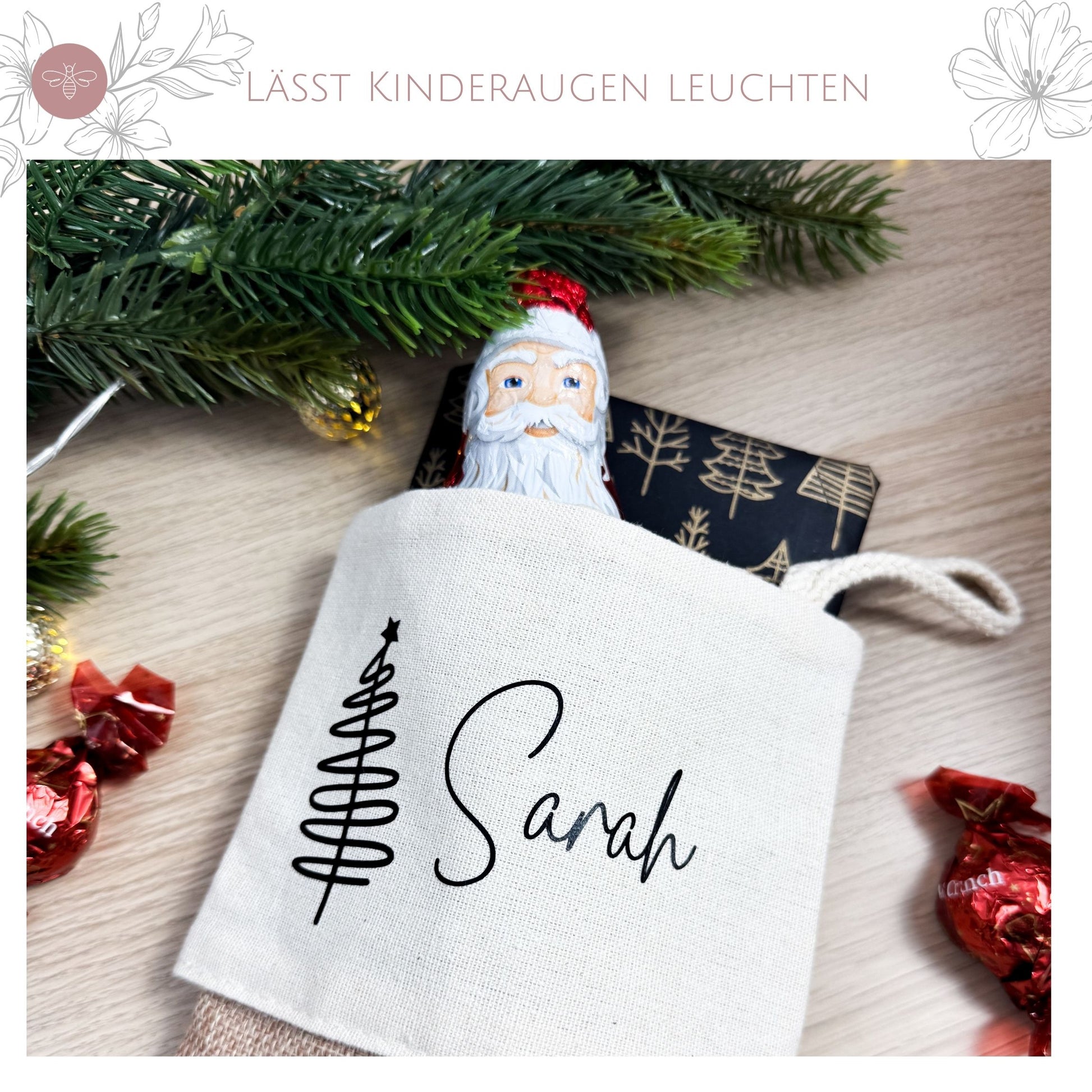 Nikolaussocke Sarah mit weihnachtlicher Dekoration – emotionales Geschenk, das Kinderaugen zum Leuchten bringt.