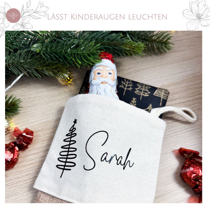 Nikolaussocke Sarah mit weihnachtlicher Dekoration – emotionales Geschenk, das Kinderaugen zum Leuchten bringt.
