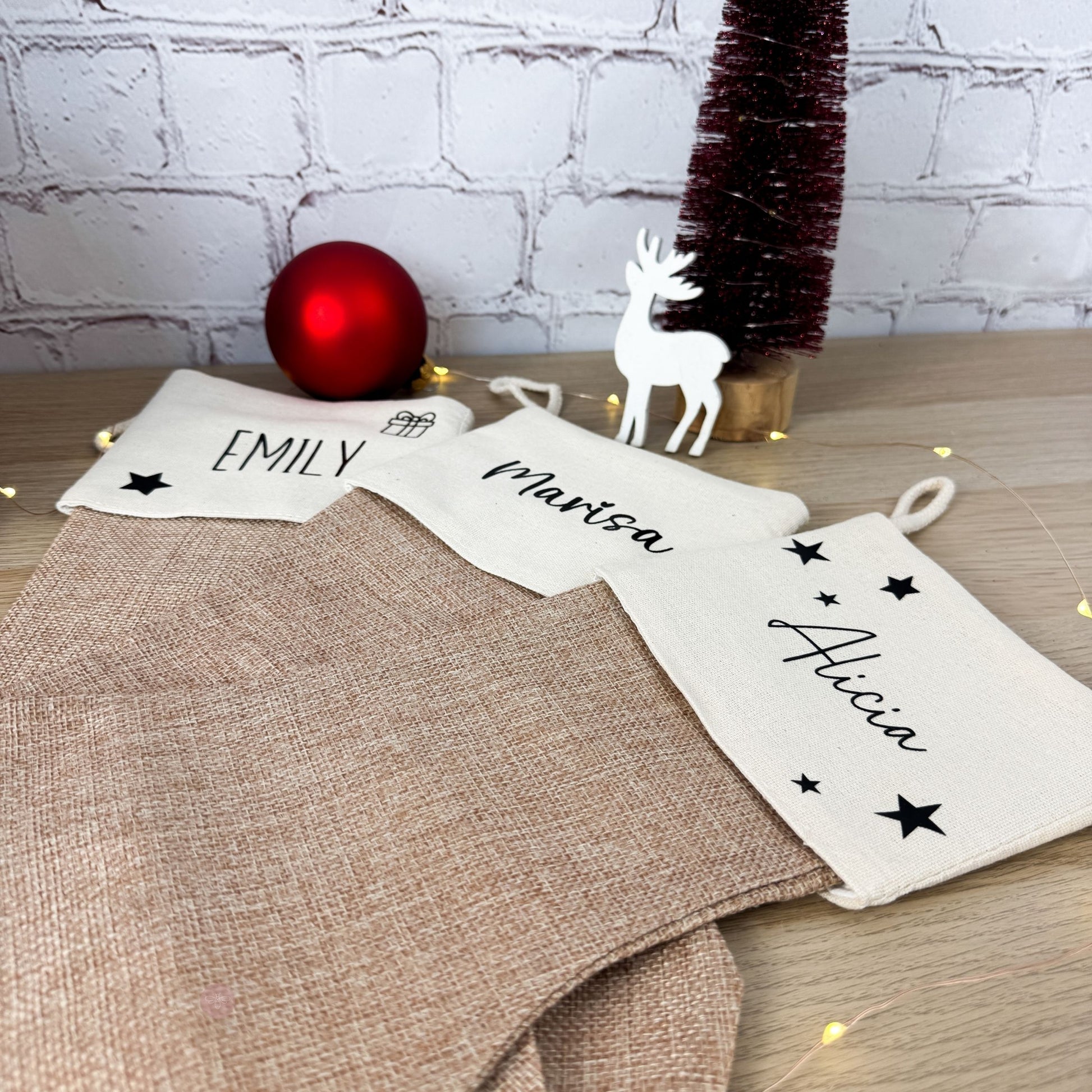 Nikolaussocken personalisiert mit verschiedenen Namen - das ideale Nikolausgeschenk für Kinder.