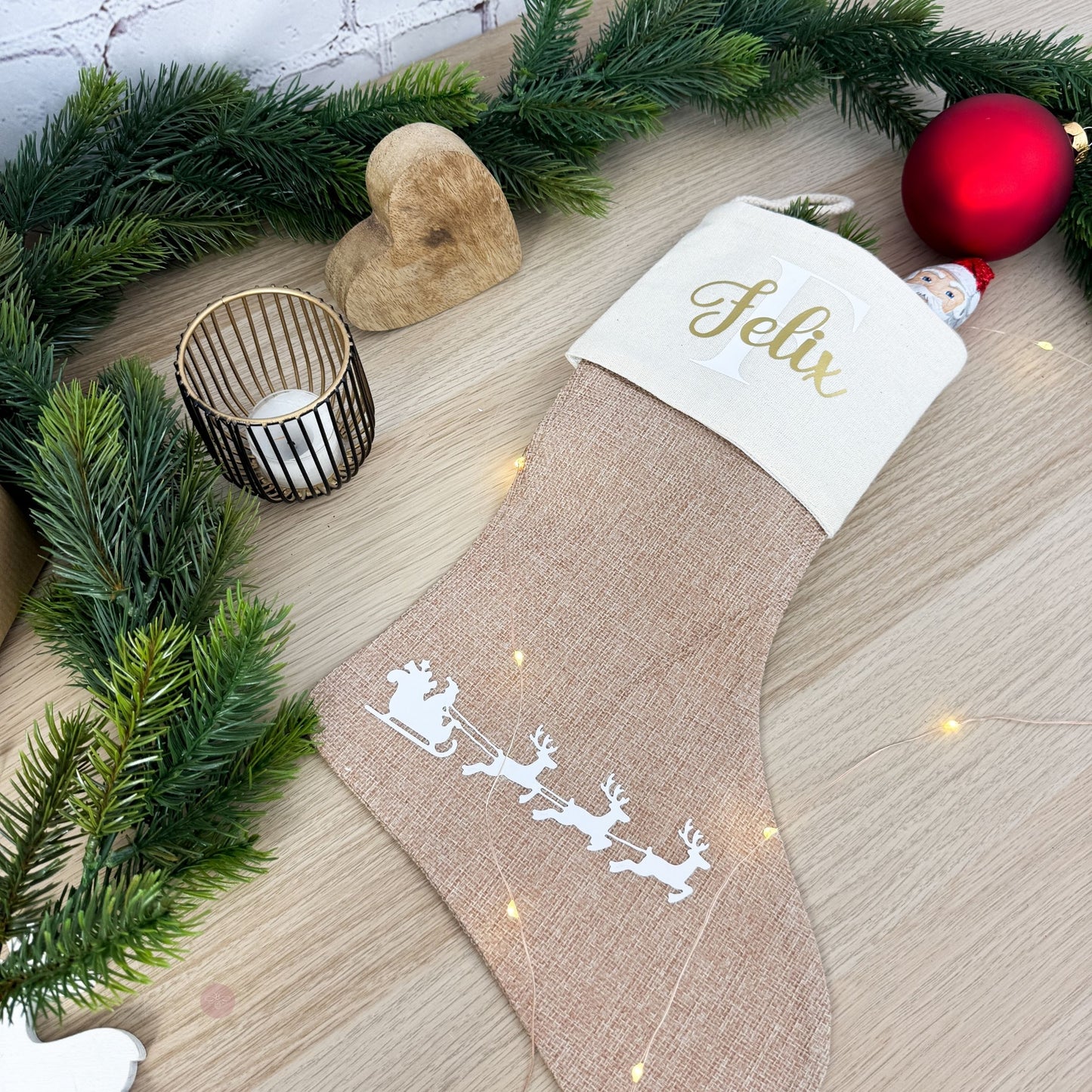 Der personalisierte Nikolausstrumpf „Felix“ aus Jute und Baumwolle, gefüllt mit einem Weihnachtsmann. Perfekt für das Kinderzimmer.
