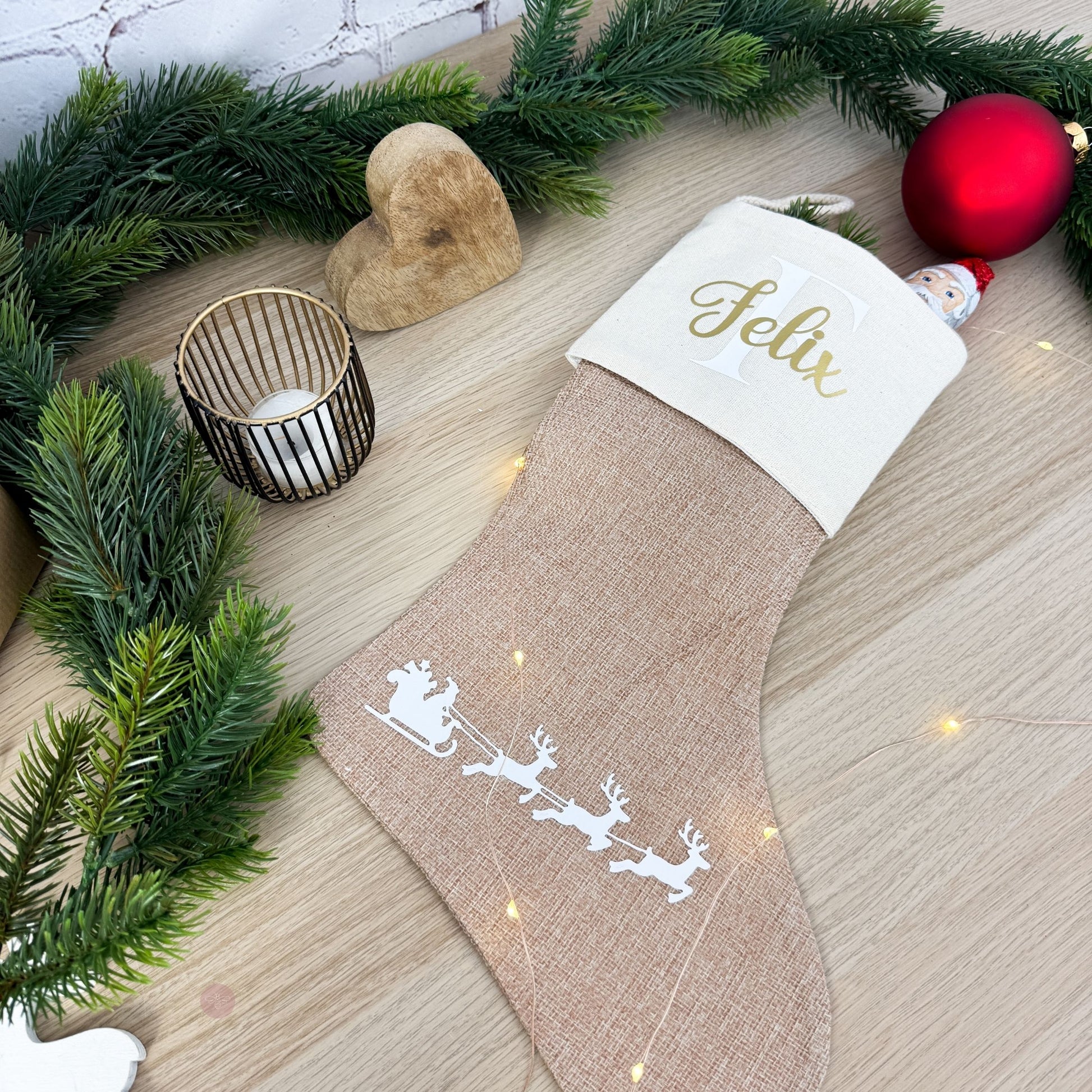 Der personalisierte Nikolausstrumpf „Felix“ aus Jute und Baumwolle, gefüllt mit einem Weihnachtsmann. Perfekt für das Kinderzimmer.