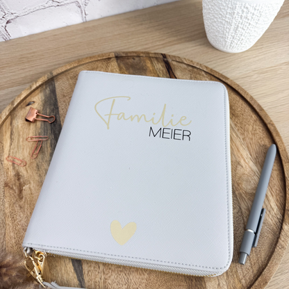 Personalisierter Familien Organizer mit goldenem Herz, perfekt für Unterlagen und Reisen