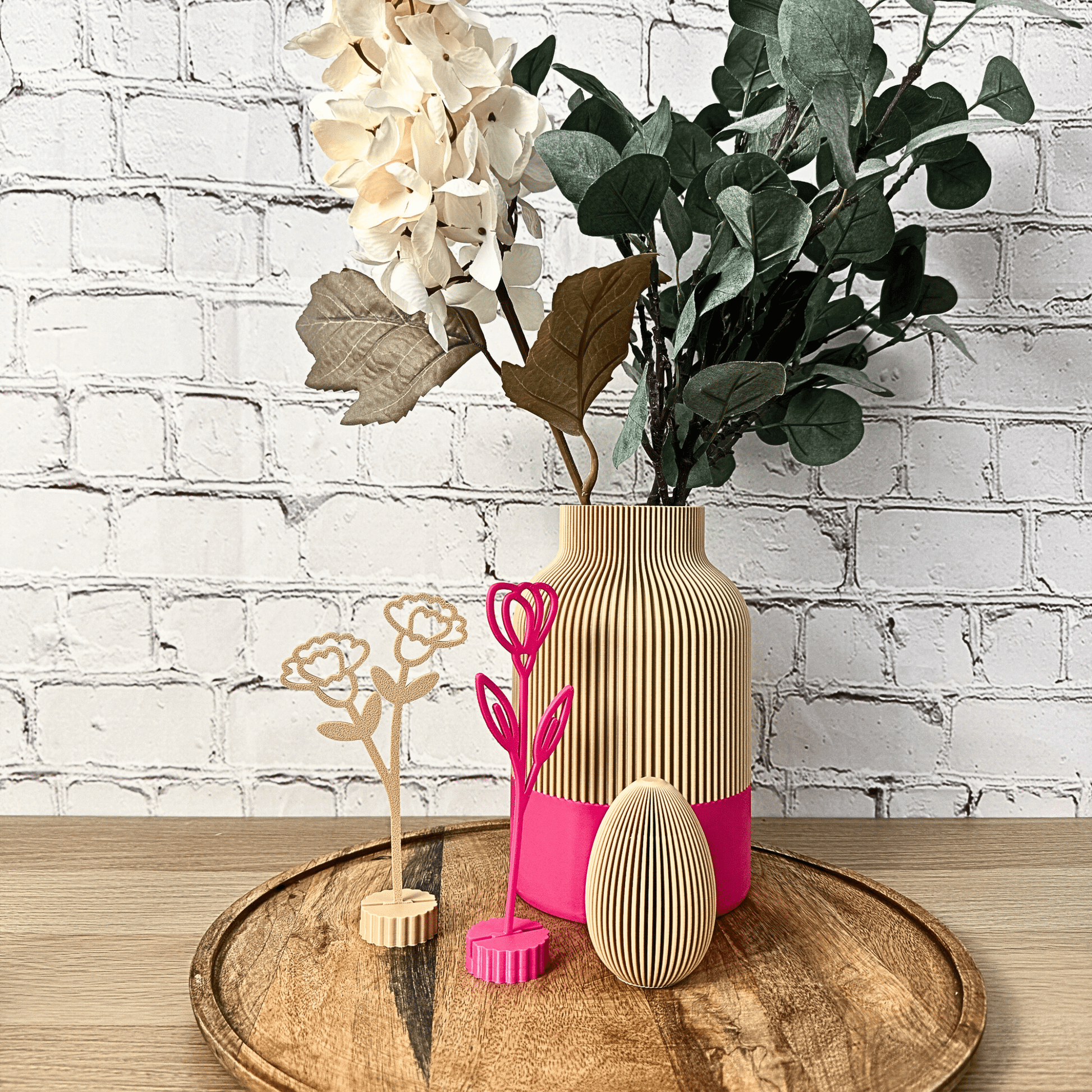 Modernes Osterei als 3D Druck Deko in geriffelter Form, skandinavische Oserdeko auf Tisch