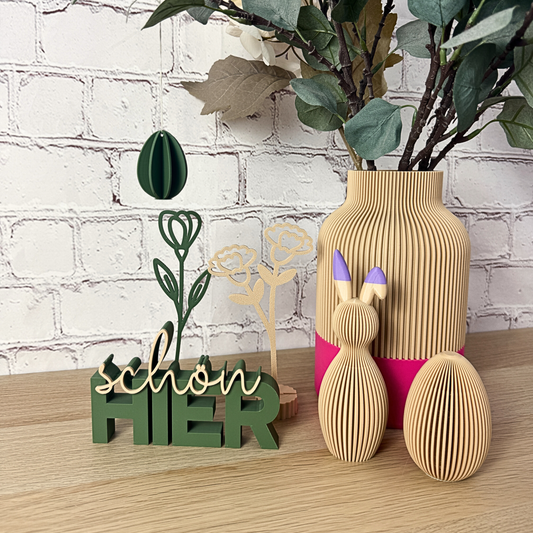 Geriffeltes Osterei aus PLA als skandinavische Deko, dekorativ arrangiert mit Vase und Blumen