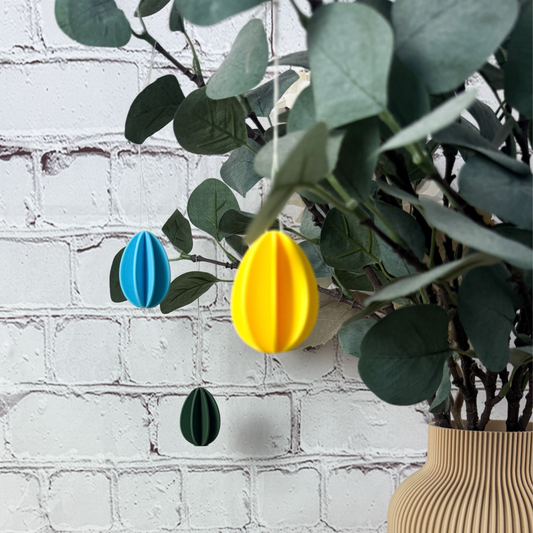 Hängende Ostereier als moderne Osterdeko zum Aufhängen an Frühlingszweigen